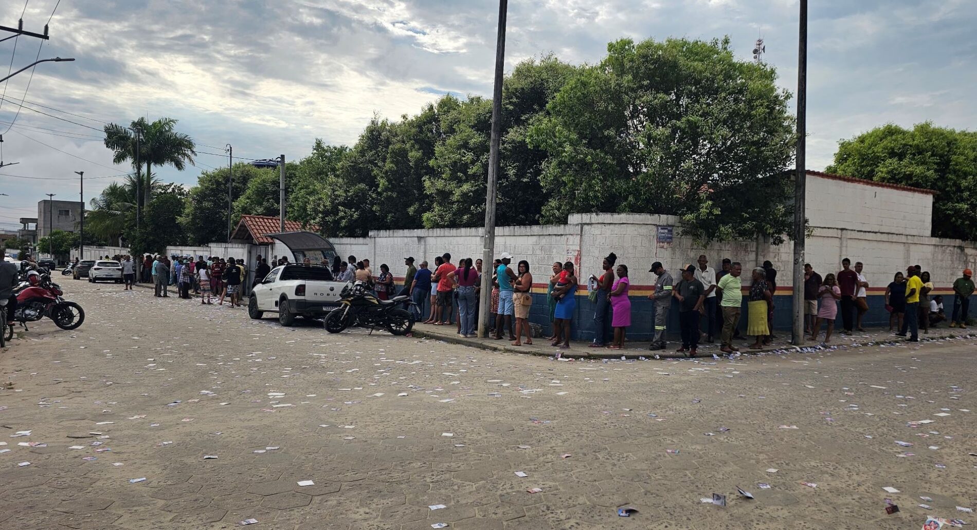 Eleitorado chegou cedo às urnas neste domingo em Teixeira de Freitas 1 Eleitorado chegou cedo às urnas neste domingo em Teixeira de Freitas