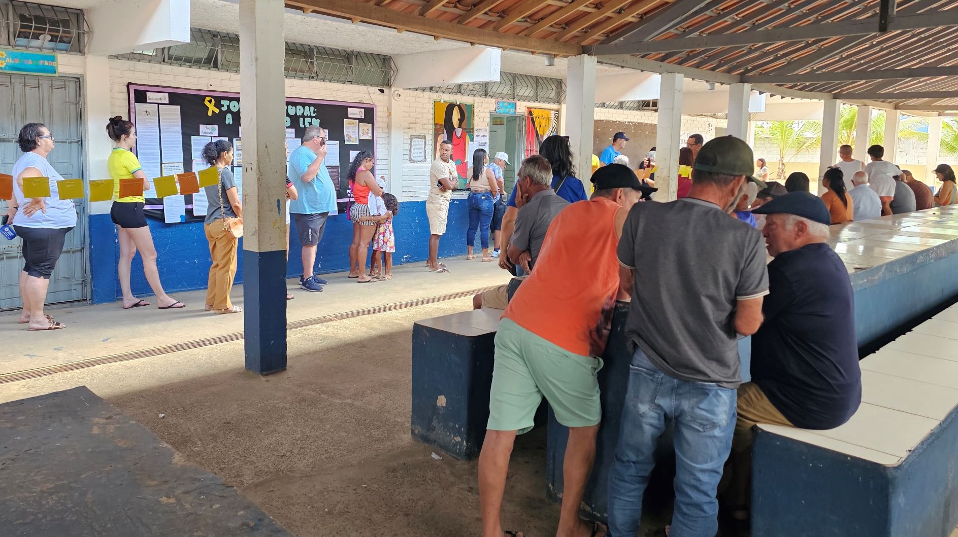 Eleitorado chegou cedo às urnas neste domingo em Teixeira de Freitas 2 Eleitorado chegou cedo às urnas neste domingo em Teixeira de Freitas