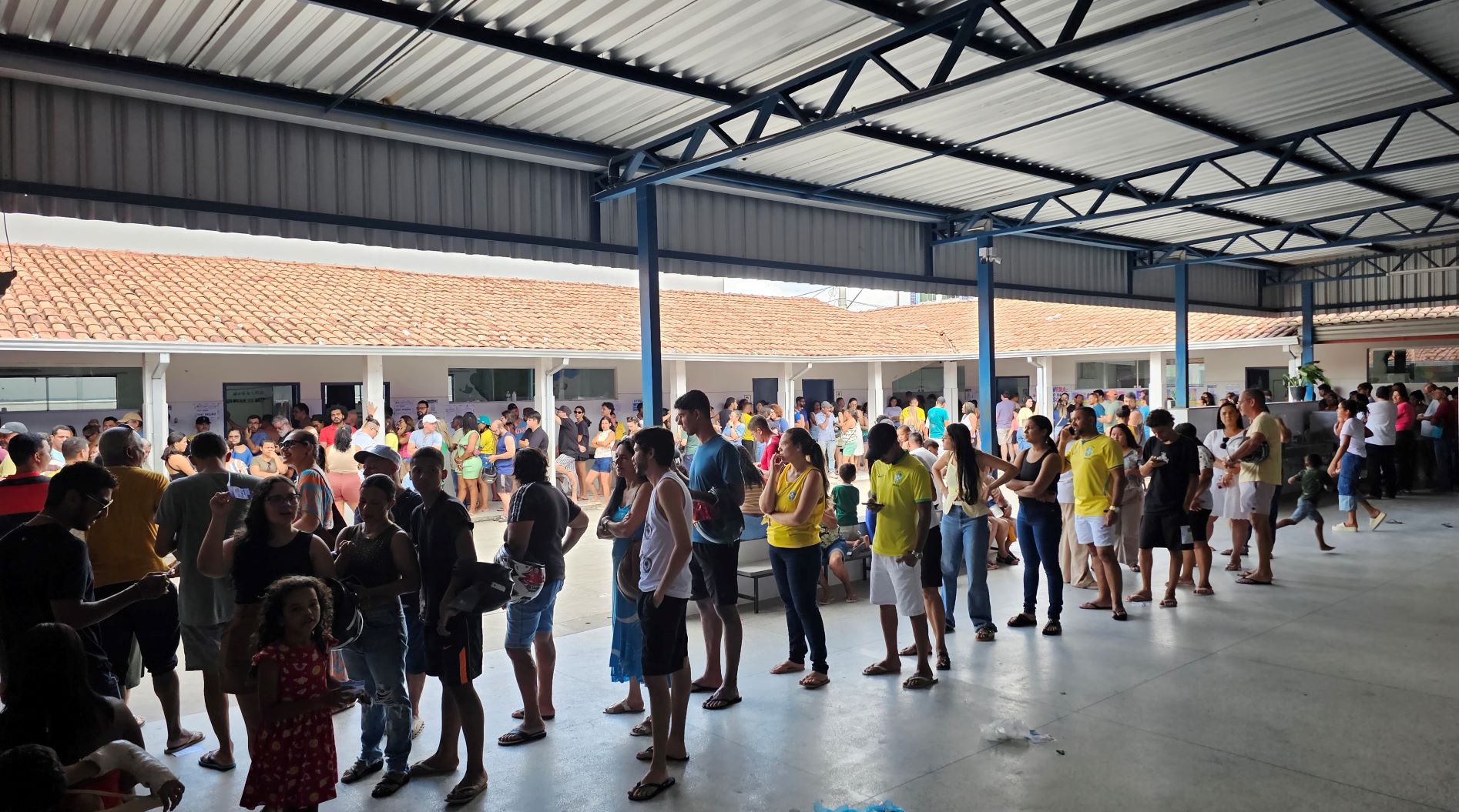 Eleitorado chegou cedo às urnas neste domingo em Teixeira de Freitas 3 Eleitorado chegou cedo às urnas neste domingo em Teixeira de Freitas