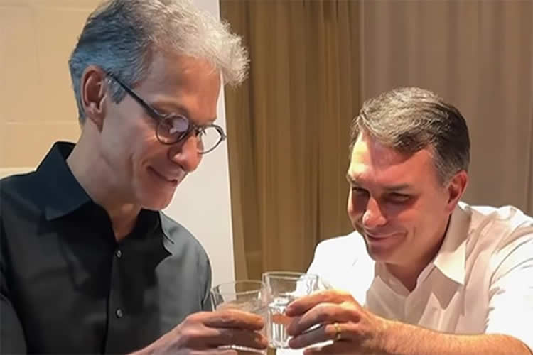 Zema declara apoio a Flávio Bolsonaro no 2º turno